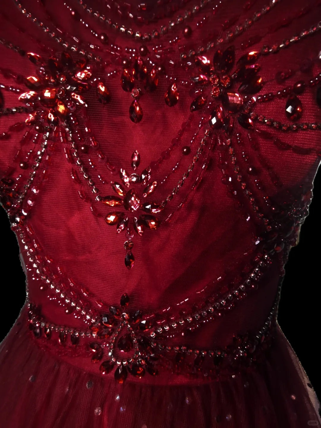 Rotes luxuriöses, wunderschönes, elegantes, exquisites, mit Edelsteinen besetztes, langes, bodenlanges Tüll-Ballkleid, NV3921