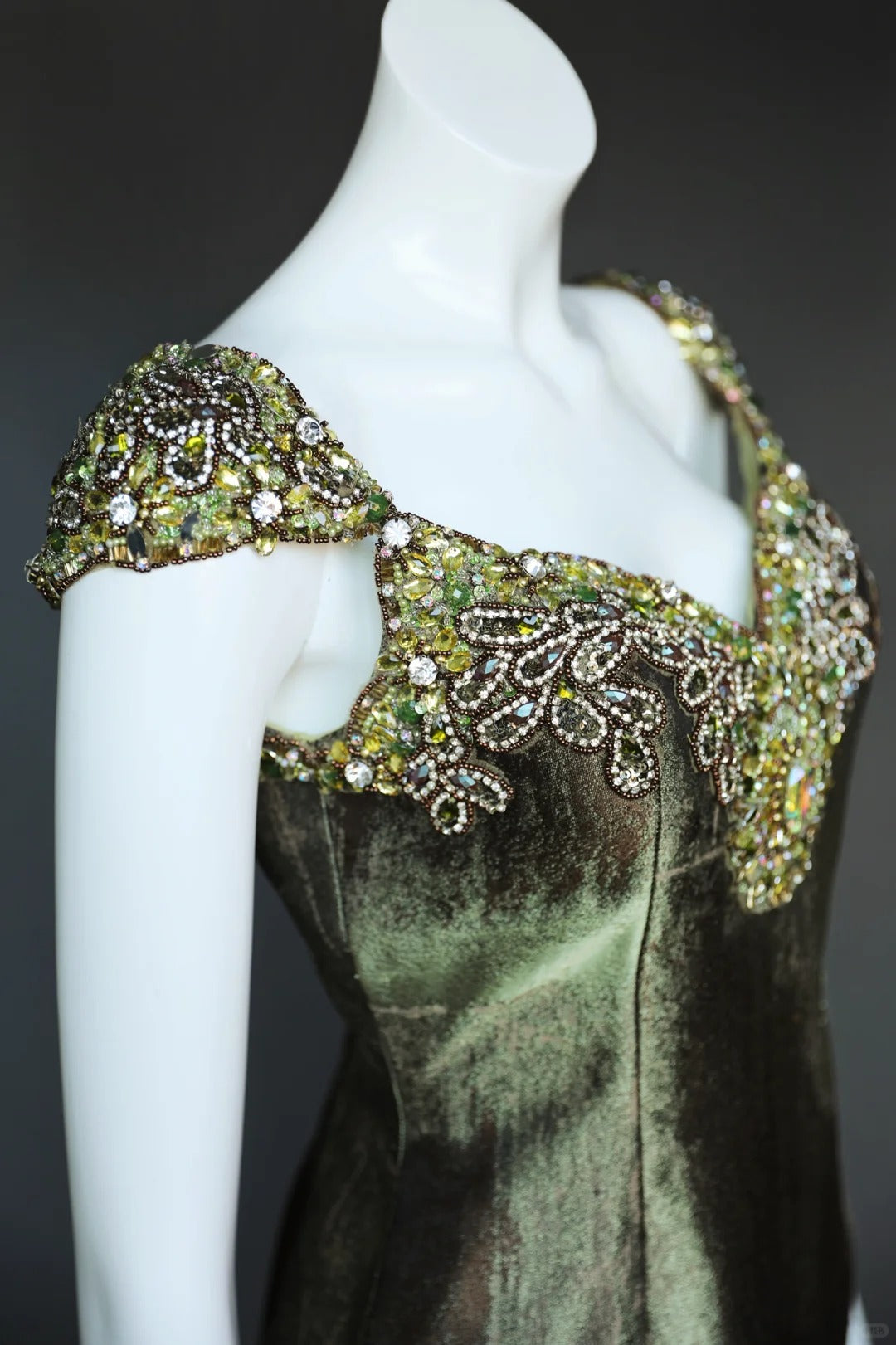 Robe de soirée courte en satin vert mousse avec perles, robe d'anniversaire nv5141