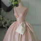 Rosa V-Ausschnitt schlichtes, modisches, langes Satin-Ballkleid mit Schleife, nv3022