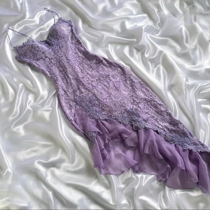 Robe de soirée élégante en dentelle violette délicate, coupe ajustée, longue, nv3422