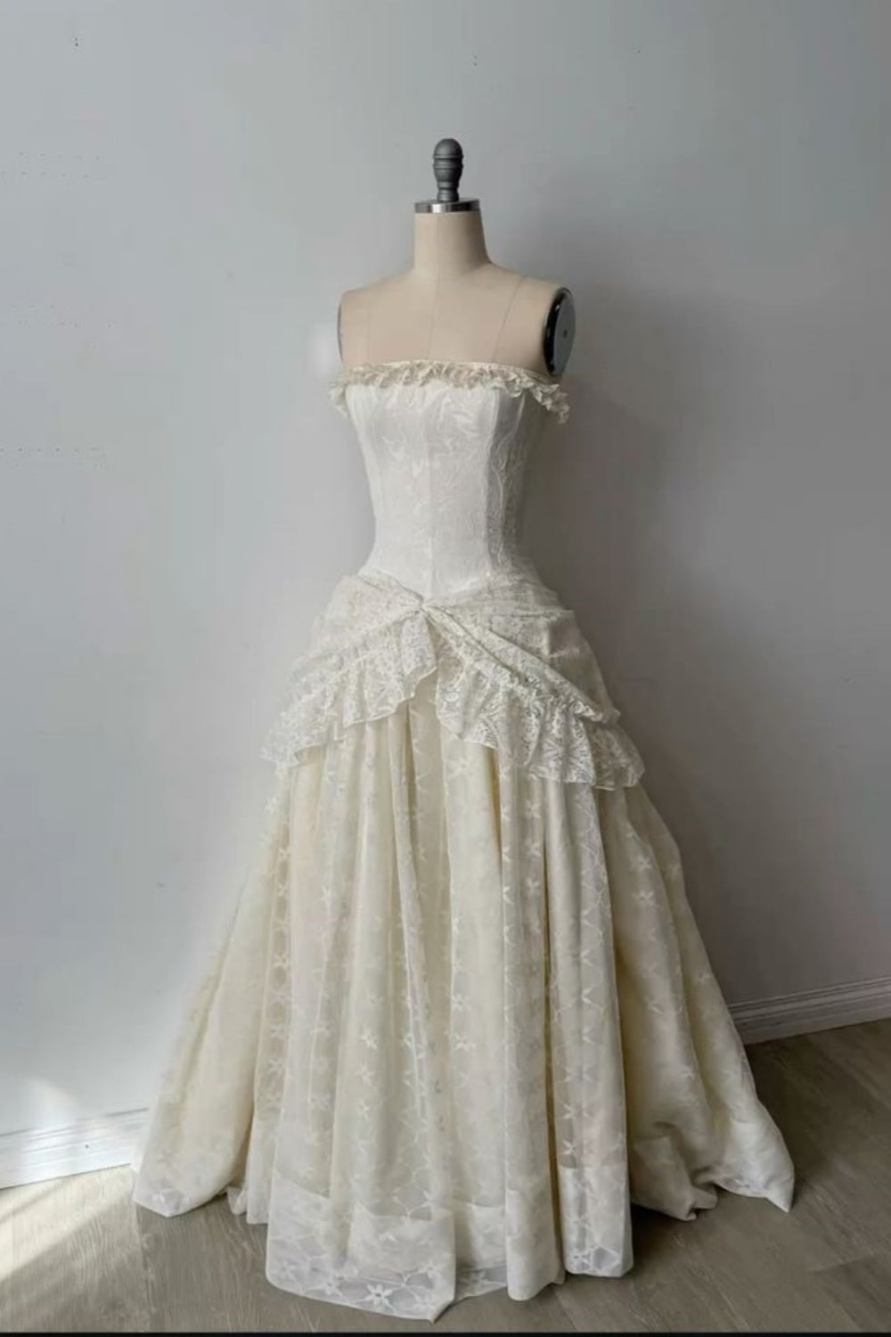 NiceVestidos--Vintage Strapless Lace High-End Wedding Dress, Court Style Corset 3D Floral Embellished Ball Gown for Retro Wedding NV5891