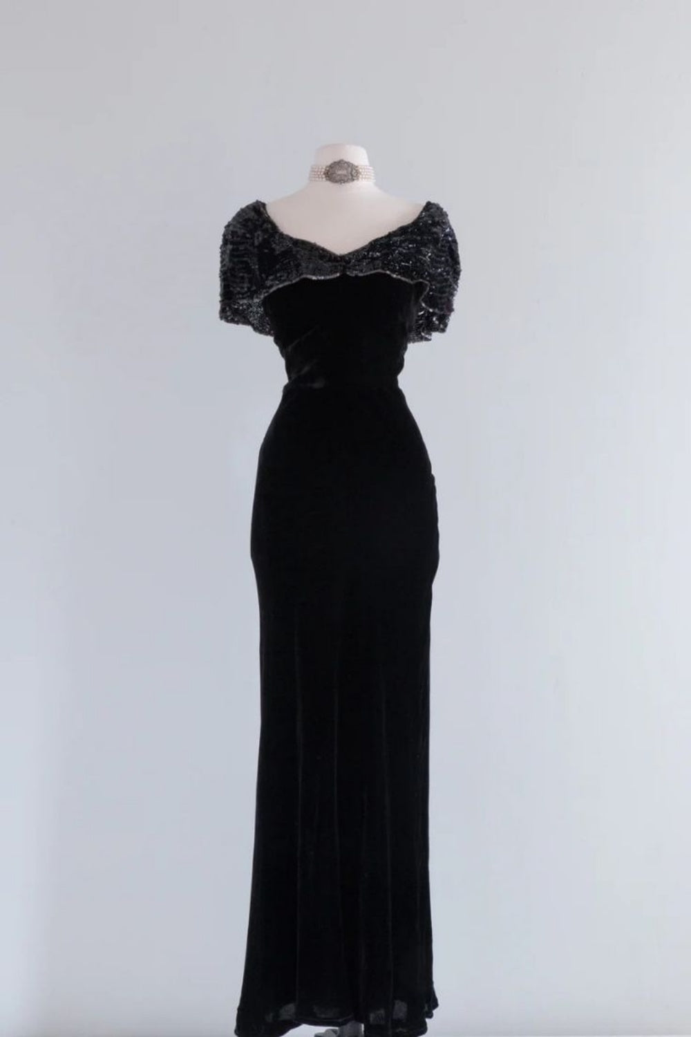 NiceVestidos - Robe de mère de la mariée mi-longue en velours noir et dentelle, style digne mère NV5810