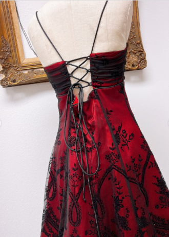 NiceVestidos – Burgunderrotes, exquisites, kurzes Ballkleid mit Perlen NV5695