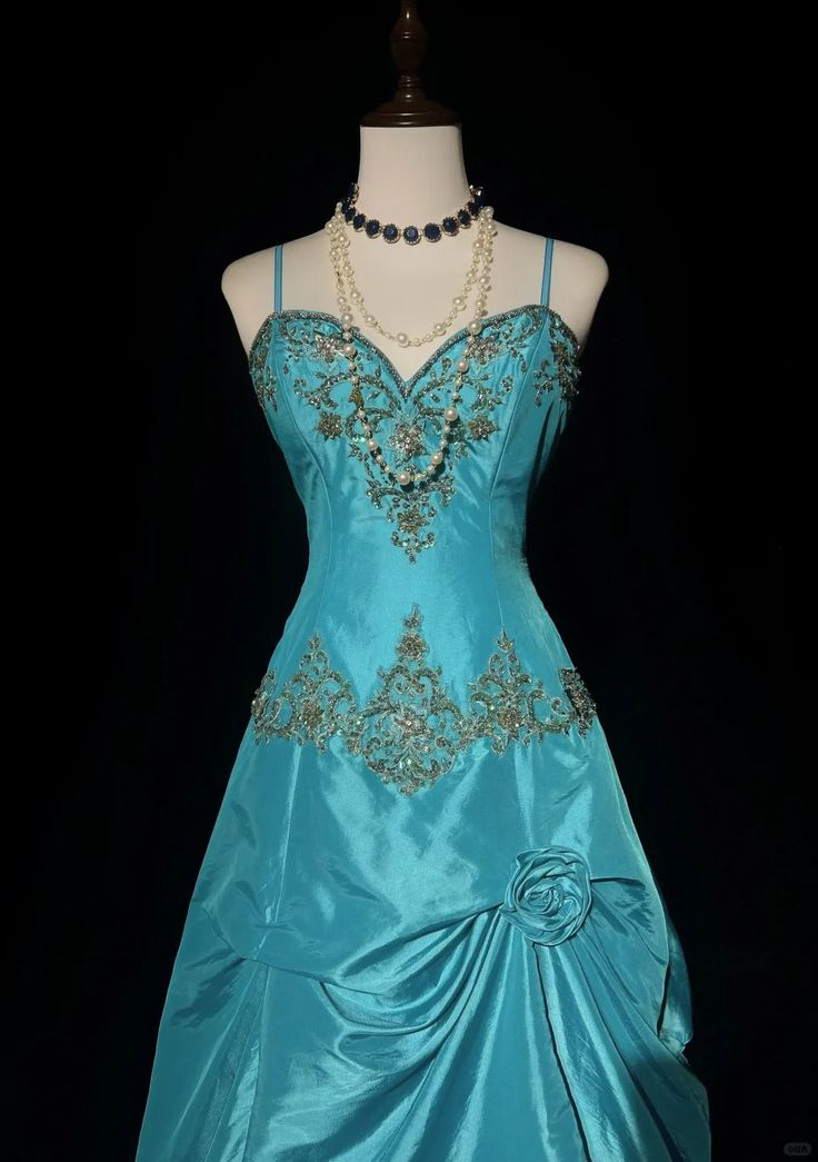 Blaues A-Linien-Ballkleid mit herzförmigem Ausschnitt, Spaghettiträgern, Satin und Perlenbesatz, nv3762