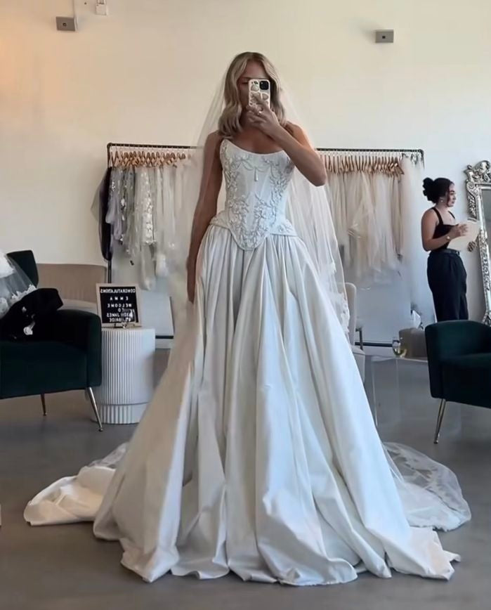 NiceVestidos – Vintage-Brautkleid im Court-Stil, weiß, mit Spitze, Perlenstickerei, trägerlos, mit Schlitz und Schleppe, NV5918