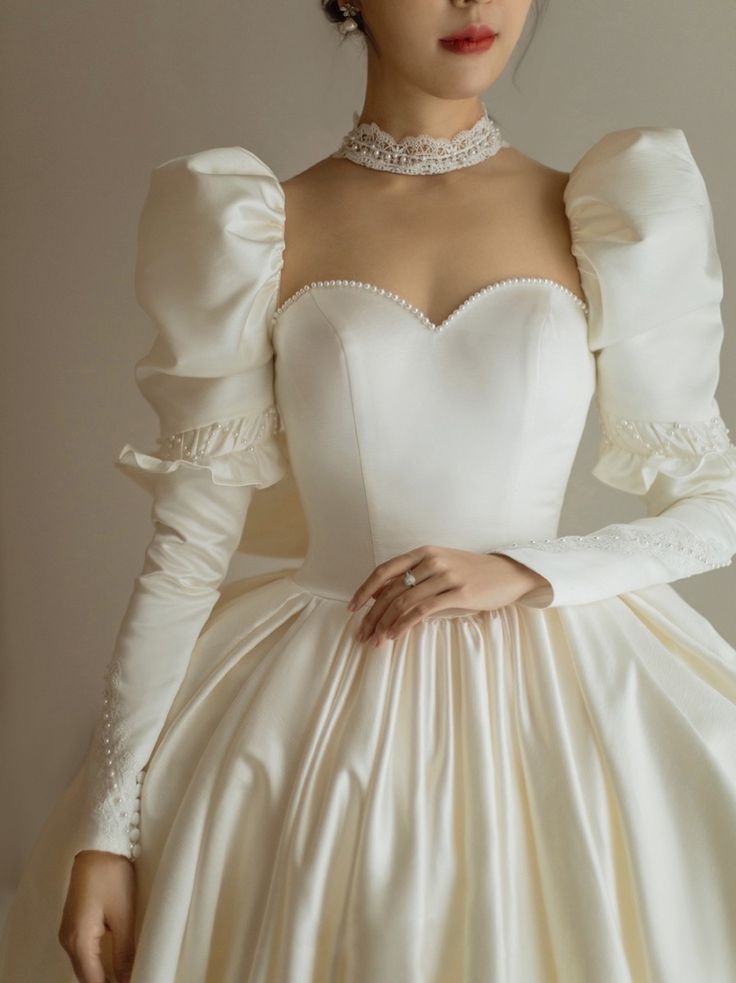 Robe de soirée princesse vintage en satin ivoire crème à col en cœur et manches longues nv2842