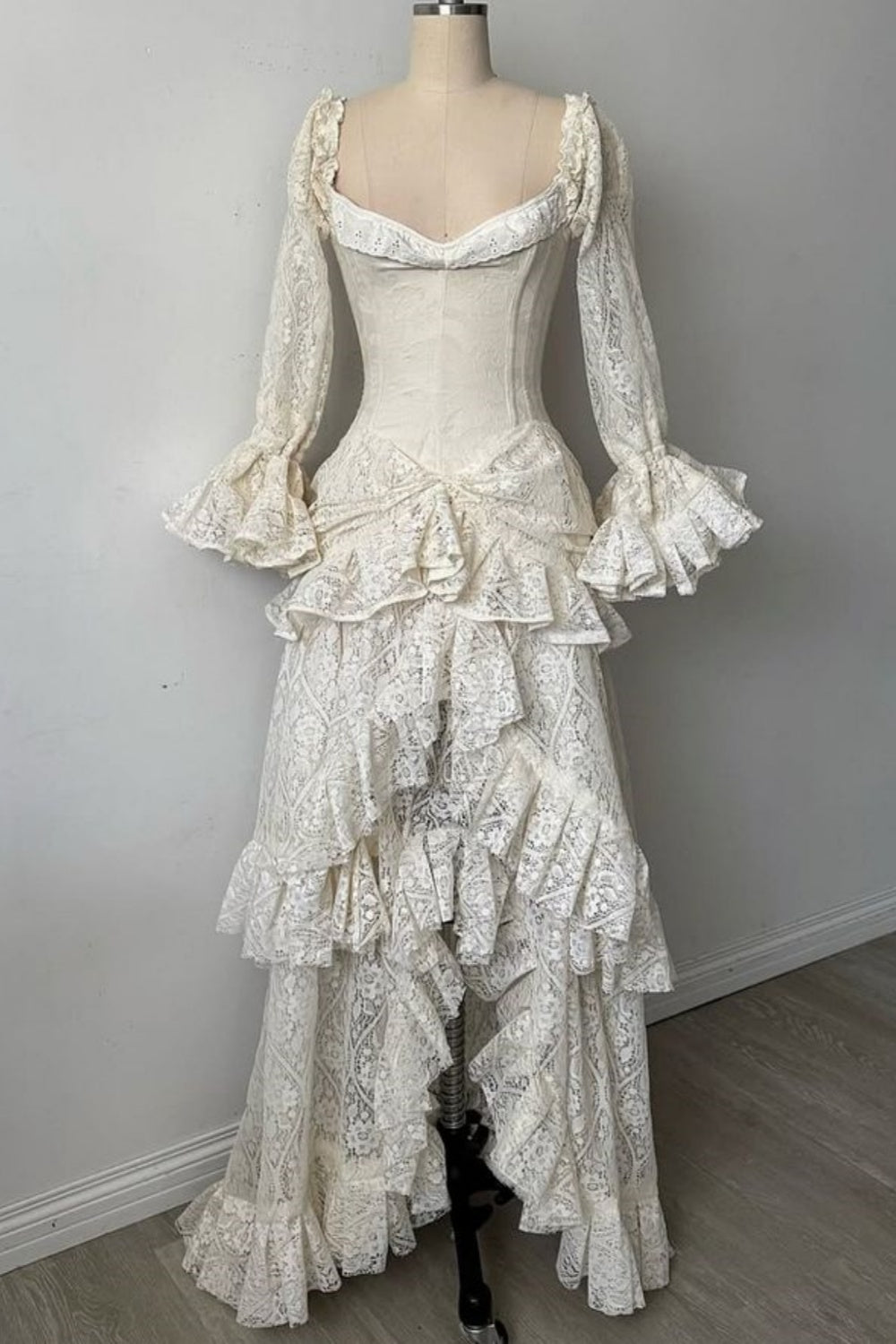 NiceVestidos – Langes, exquisites Ballkleid aus Spitze mit langen Ärmeln NV6030