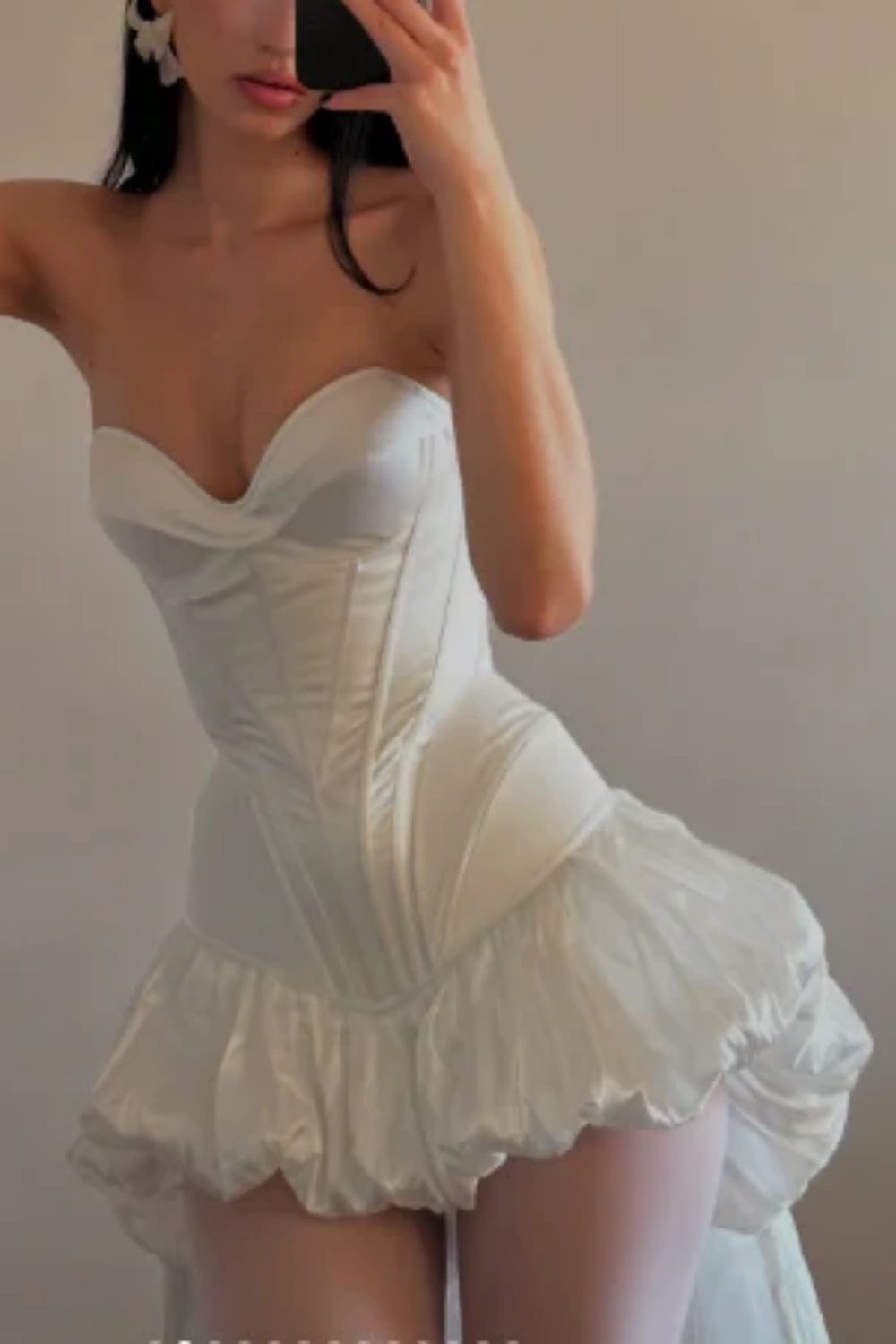 NiceVestidos – Stilvolles weißes, schulterfreies, kurzes Satin-Heimkehrkleid NV5700