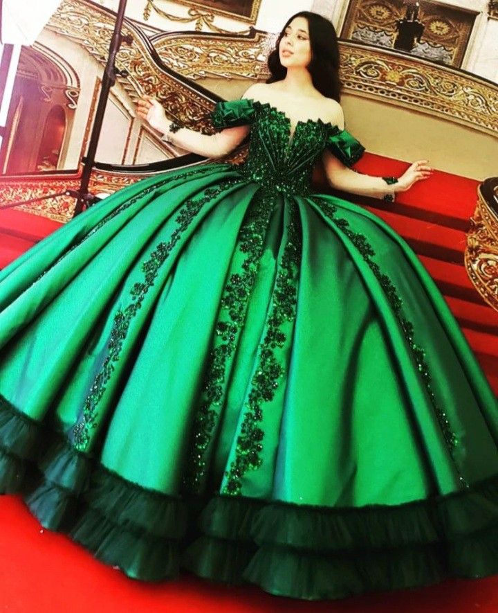 Robe de bal longue à épaules dénudées, manches courtes et empiècements en satin vert émeraude et sequins NiceVestidos NV6176
