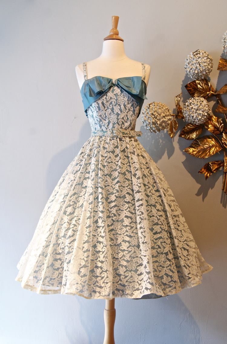 NiceVestidos-Blue Floral Short Lace Homecoming Dress nv5524