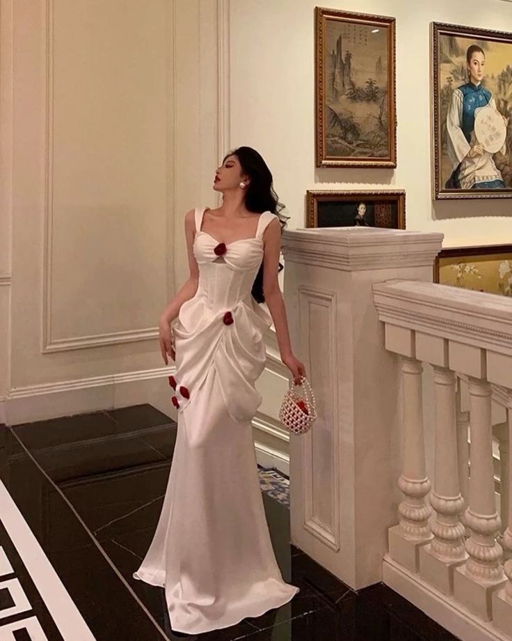 Weißes, mit roten Rosen verziertes Satin-Langballkleid, Partykleid, Abendkleid nv2319