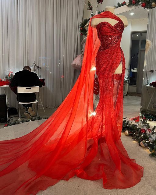 Wunderschönes, rotes, glänzendes, mit Pailletten besetztes, herzförmiges Halsband mit langem seitlichem Schlitz aus Tüll, sexy Ballkleid, Abendkleid NV3257