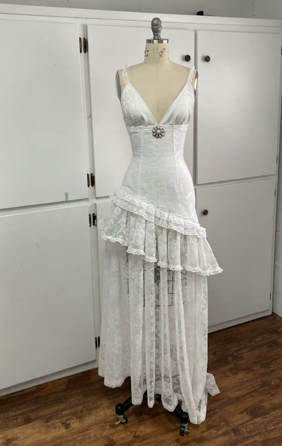 Weißes, tief ausgeschnittenes Meerjungfrauenkleid mit Spaghettiträgern und Stufenrock aus Spitze NV6251