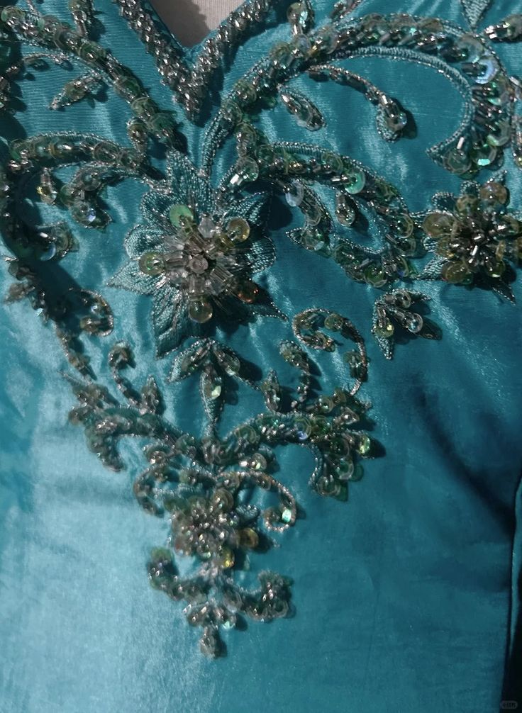 Blaues A-Linien-Ballkleid mit herzförmigem Ausschnitt, Spaghettiträgern, Satin und Perlenbesatz, nv3762