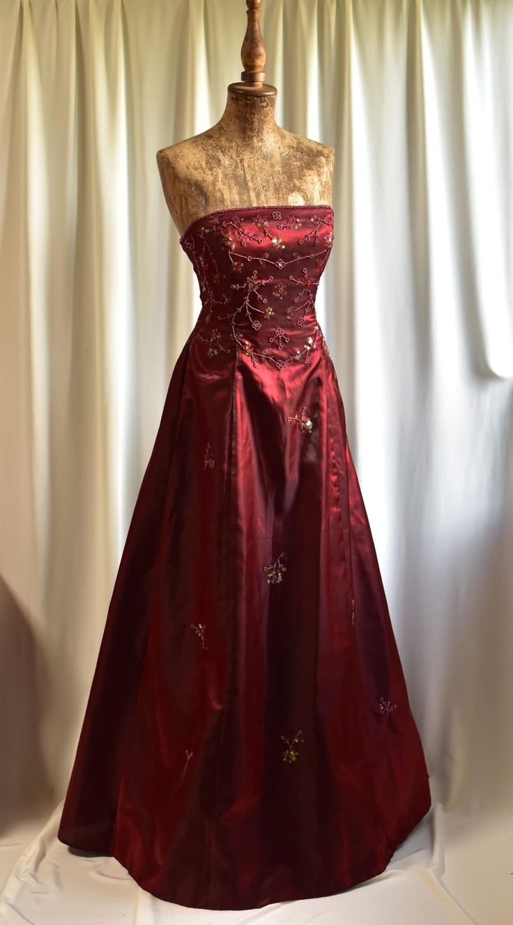 NiceVestidos – Ein trägerloses, burgunderfarbenes A-Linien-Abendkleid NV5746