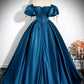 Robe de soirée longue en satin bleu paon à manches bouffantes et coupe trapèze nv2042