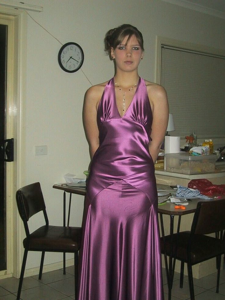 Robe de soirée élégante en satin violet, col en V, bretelles spaghetti, coupe ajustée, robe de bal, robe de bal nv3934
