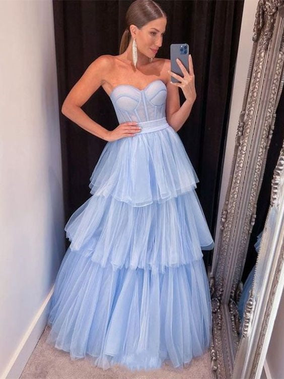 Hellblaues, schulterfreies, beeindruckendes A-Linien-Tüll-Ballkleid mit Herzausschnitt und Stufen, langes Abendkleid, Partykleid, viele Bänder, Kleid zum Beeindrucken, NV2572