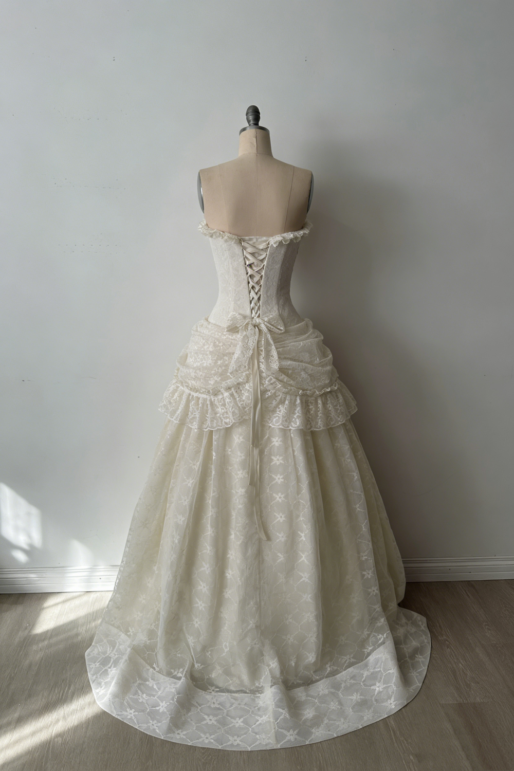 NiceVestidos--Vintage Strapless Lace High-End Wedding Dress, Court Sty NiceVestidos--Vintage Strapless Lace High-End Wedding Dress, Court Sty