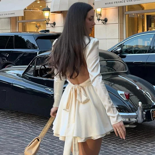 Robe de soirée courte blanche à col roulé et manches longues en satin sexy avec bretelles dos nu et bretelles ajourées nv1902