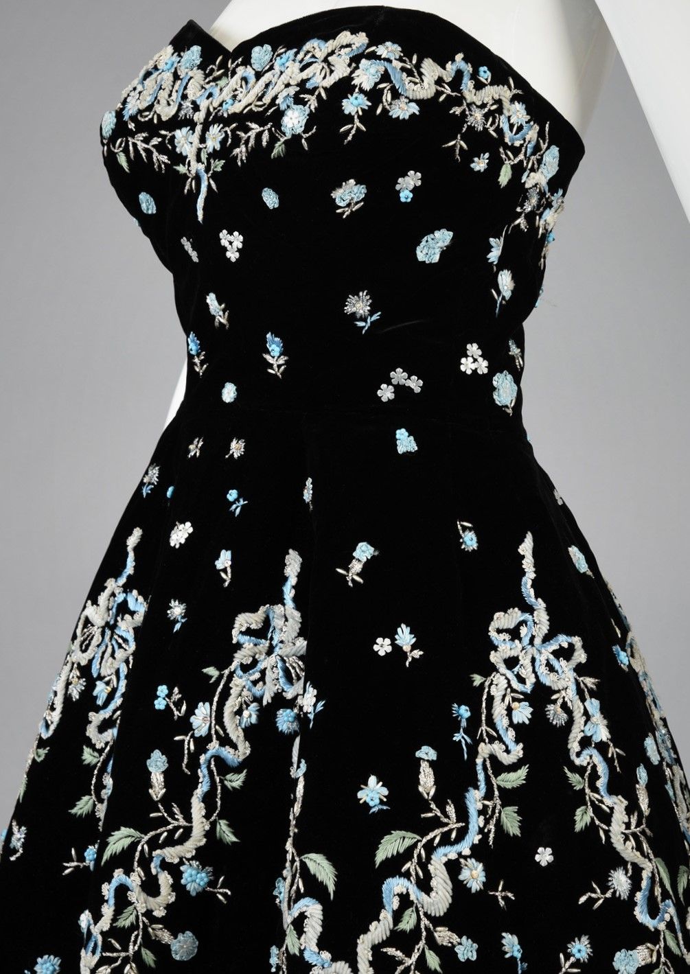 NiceVestidos-Black Floral Satin Short Formal Homecoming Dress Hoco Gown nv5502