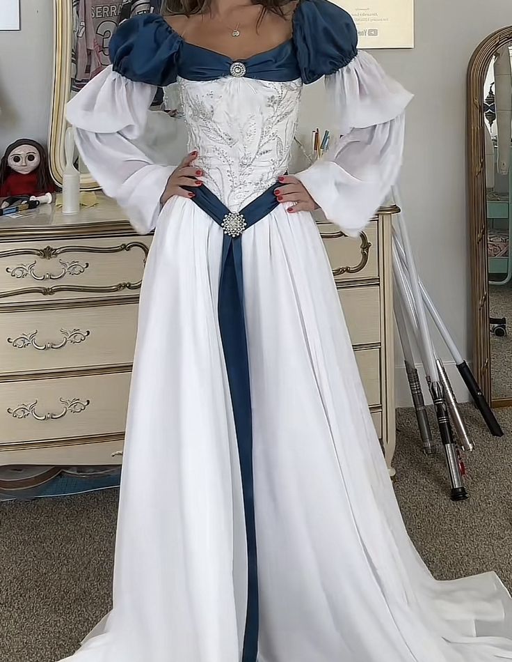 Retro-Ballkleid im Hofstil, weiß-blau kontrastierend bestickt, schulterfrei – Mittelalter-Mottoparty- und Cosplay-Kleid NV6389