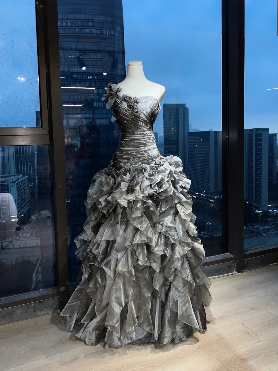Strapless Dark Grey Mermaid Gown Sweetheart Ruched Hand Beaded 3D Flower Tiered Ruffle Organza Prom Dress  NV7029