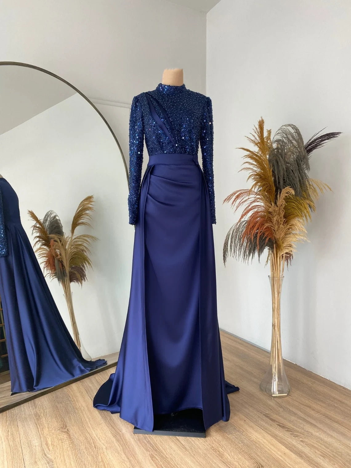 Plissiertes Satin-Kleid mit Rundhalsausschnitt und Pailletten, figurbetontes Abendkleid mit langen Ärmeln, Ballkleid nv1964