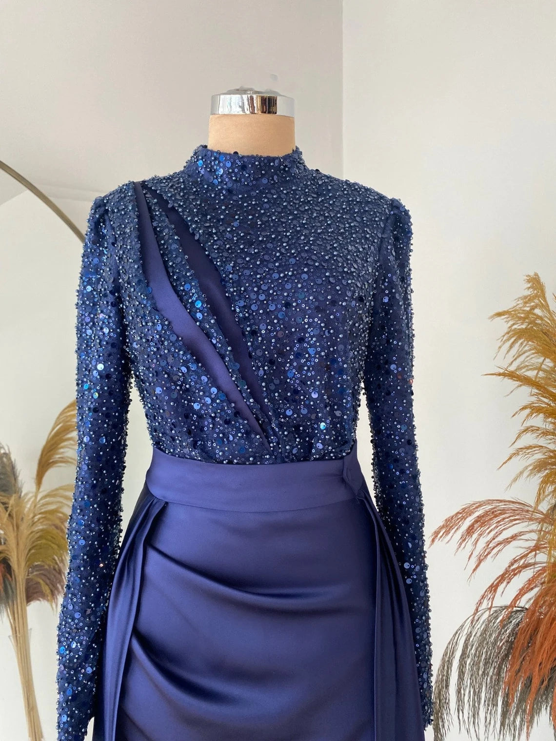 Plissiertes Satin-Kleid mit Rundhalsausschnitt und Pailletten, figurbetontes Abendkleid mit langen Ärmeln, Ballkleid nv1964