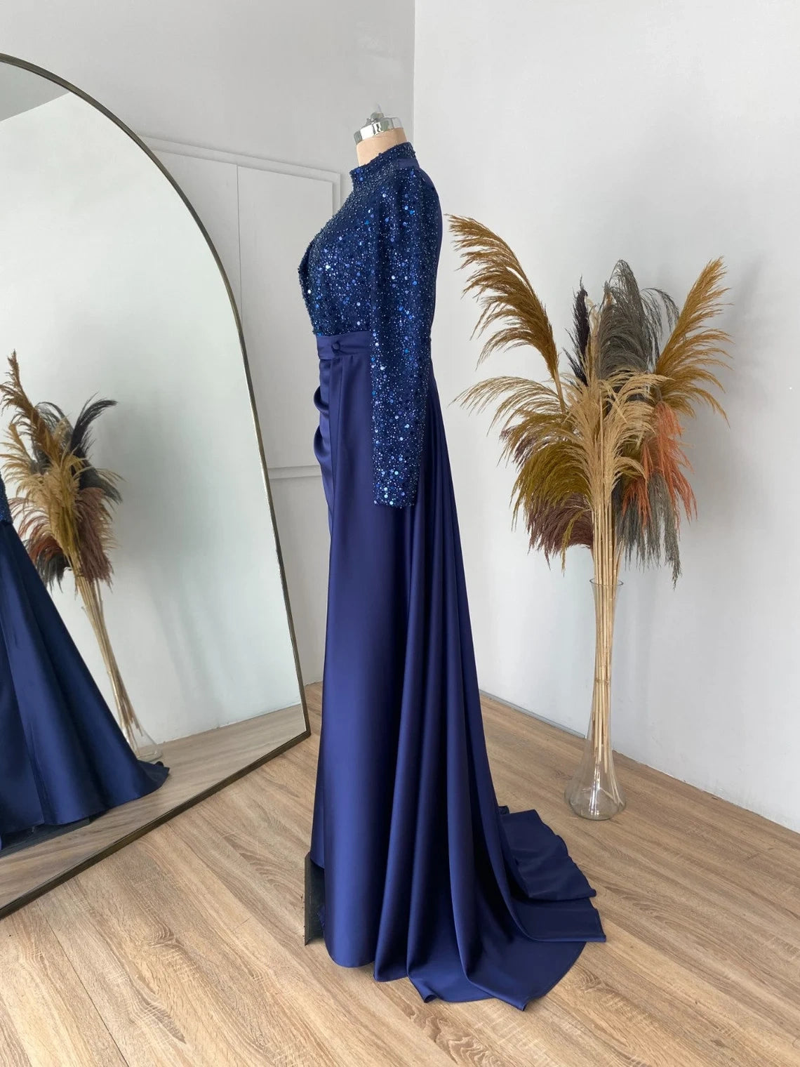 Plissiertes Satin-Kleid mit Rundhalsausschnitt und Pailletten, figurbetontes Abendkleid mit langen Ärmeln, Ballkleid nv1964