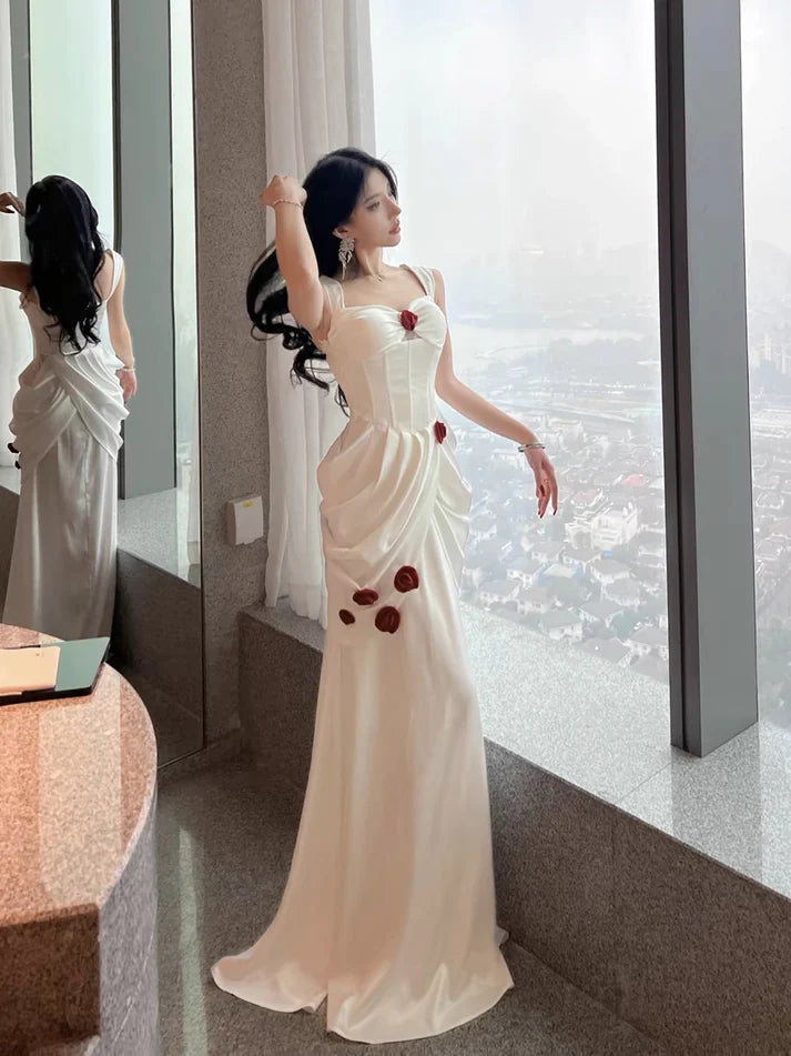 Weißes, mit roten Rosen verziertes Satin-Langballkleid, Partykleid, Abendkleid nv2319