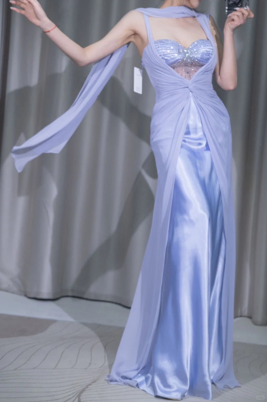 Robe de soirée longue en mousseline de soie violette ornée de perles nv5130