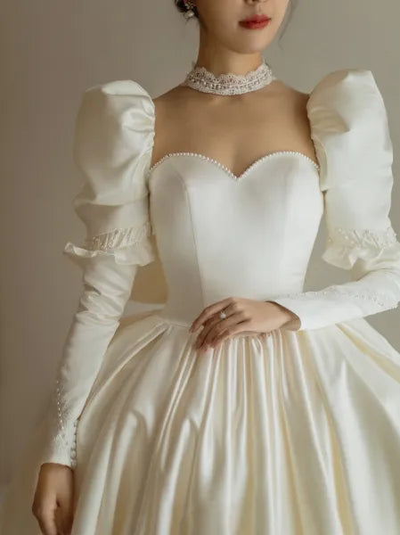 Robe de soirée princesse vintage en satin ivoire crème à col en cœur et manches longues nv2842