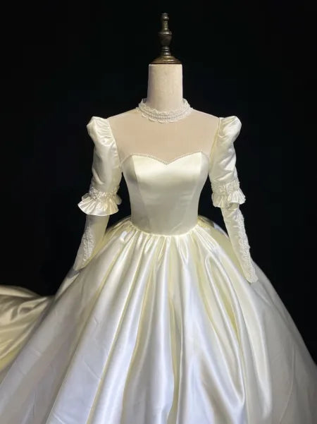 Robe de soirée princesse vintage en satin ivoire crème à col en cœur et manches longues nv2842