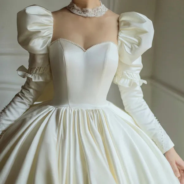 Robe de soirée princesse vintage en satin ivoire crème à col en cœur et manches longues nv2842