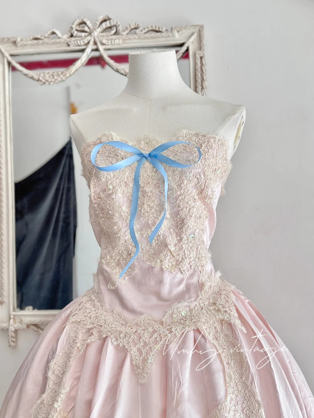 Robe de princesse rose exquise, ornée de perles, en satin, coupe trapèze, dentelle florale, longue, idéale pour une cérémonie de passage à l'âge adulte, un anniversaire ou un bal de fin d'année. Référence : nv4084