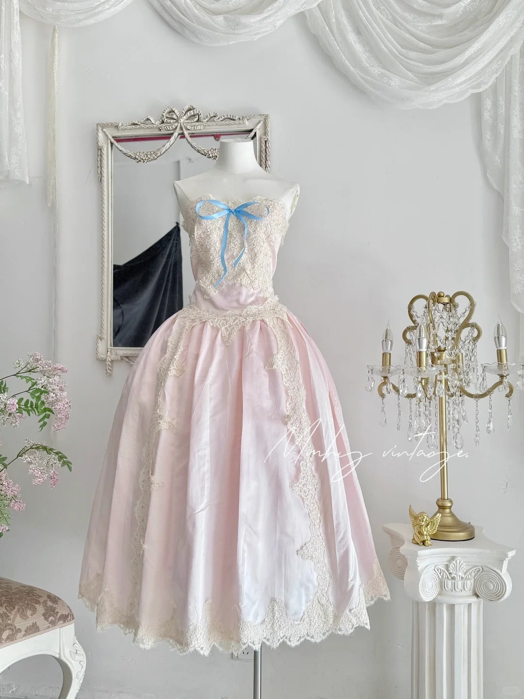 Robe de princesse rose exquise, ornée de perles, en satin, coupe trapèze, dentelle florale, longue, idéale pour une cérémonie de passage à l'âge adulte, un anniversaire ou un bal de fin d'année. Référence : nv4084