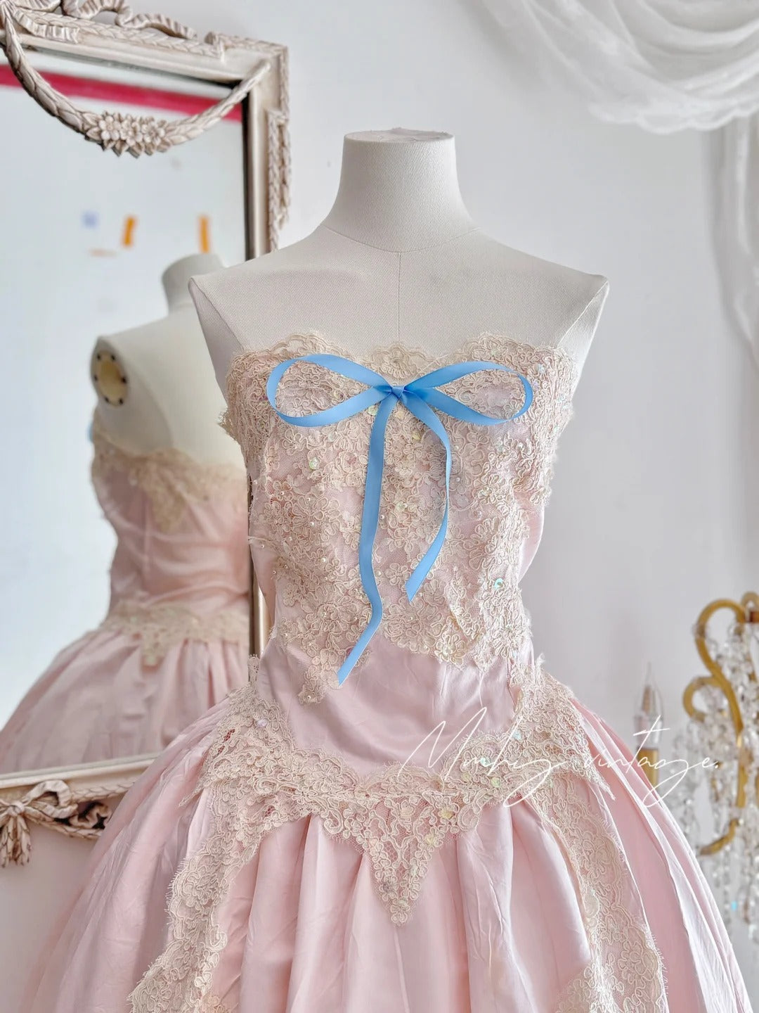 Robe de princesse rose exquise, ornée de perles, en satin, coupe trapèze, dentelle florale, longue, idéale pour une cérémonie de passage à l'âge adulte, un anniversaire ou un bal de fin d'année. Référence : nv4084