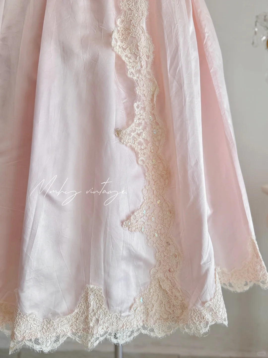 Robe de princesse rose exquise, ornée de perles, en satin, coupe trapèze, dentelle florale, longue, idéale pour une cérémonie de passage à l'âge adulte, un anniversaire ou un bal de fin d'année. Référence : nv4084