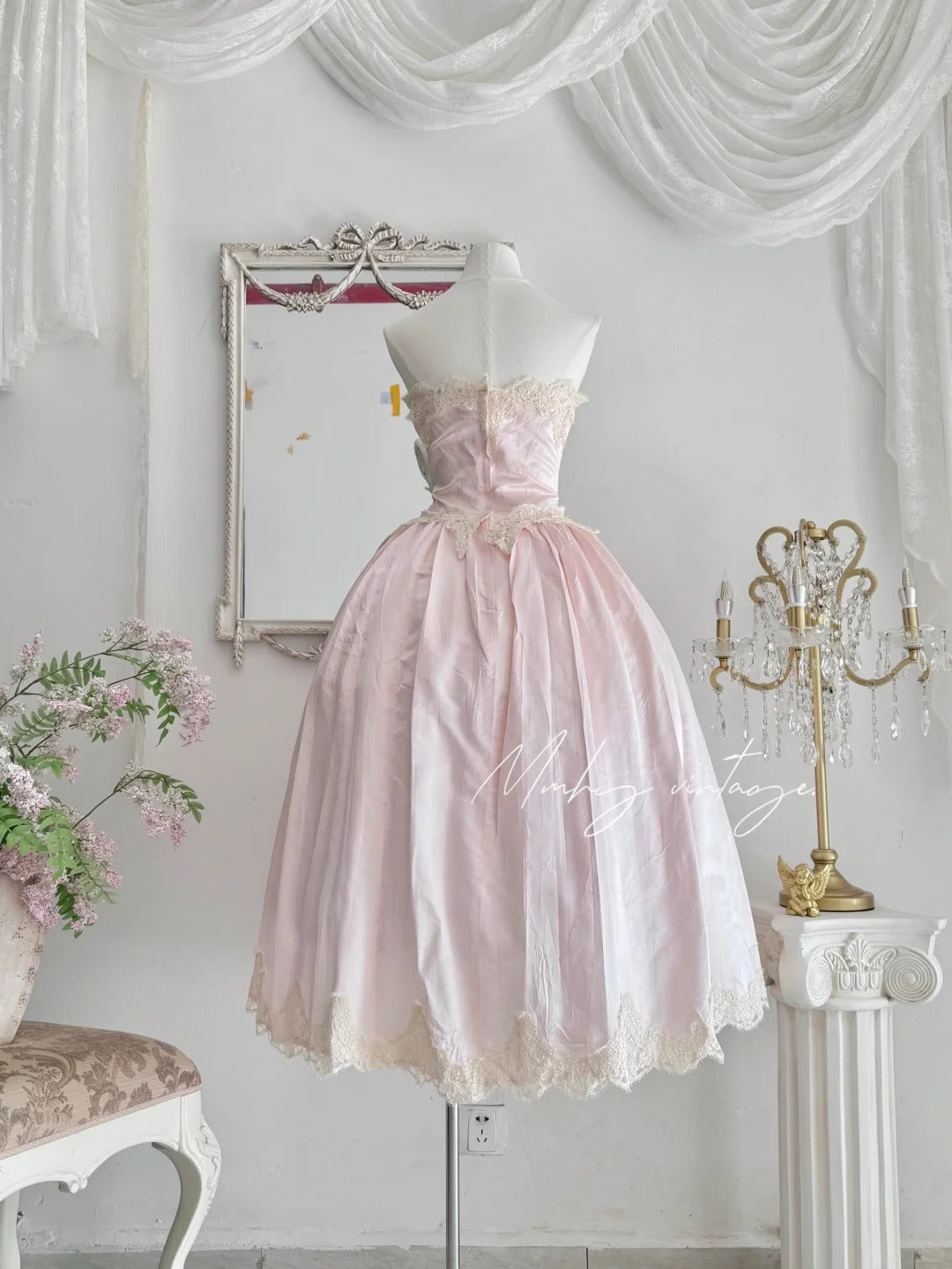 Robe de princesse rose exquise, ornée de perles, en satin, coupe trapèze, dentelle florale, longue, idéale pour une cérémonie de passage à l'âge adulte, un anniversaire ou un bal de fin d'année. Référence : nv4084