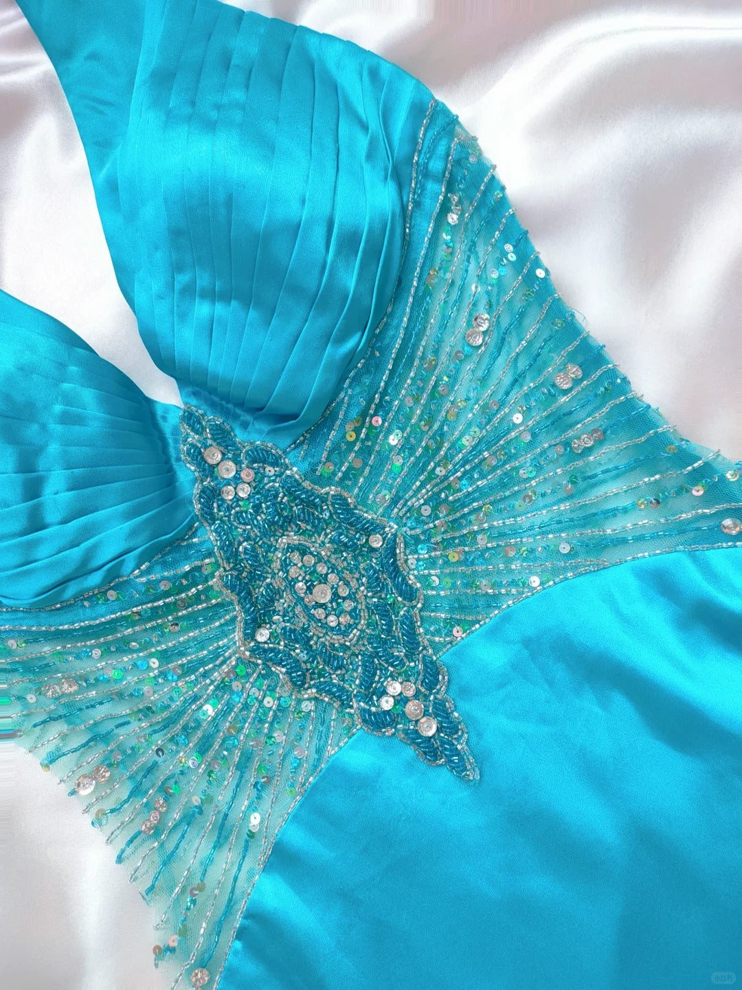 Robe de soirée longue en satin bleu exquis et élégante, ornée de perles, nv5238