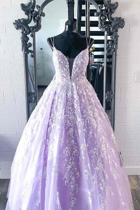 Elegantes Lavendel Ballkleid mit Trägern und Spitzenapplikationen nv131